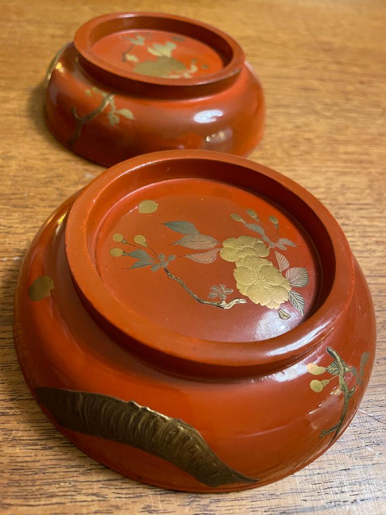 Antieke Japanse Lakwerk Dekschalen Meiji Periode - Oranje, Overige materialen, Ophalen of Verzenden, Zo goed als nieuw, Kom(men)