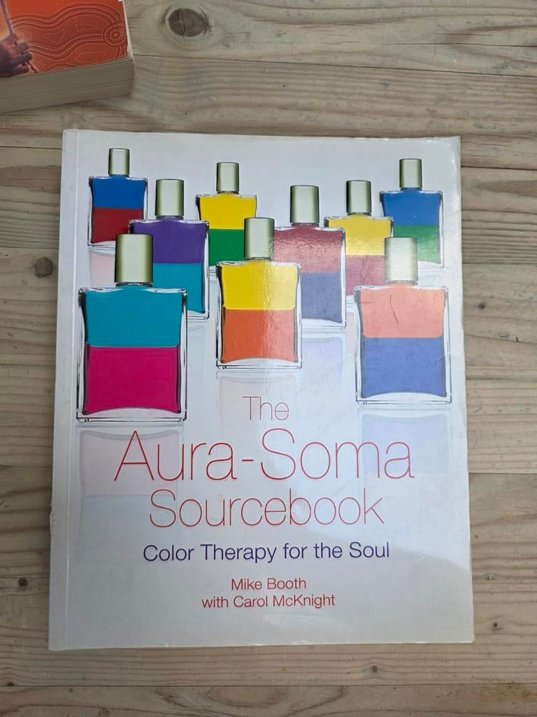 The Aura-Soma Sourcebook: Kleurtherapie voor de Ziel, Boeken, Achtergrond en Informatie, Spiritualiteit algemeen, Mike Booth, Carol McKnight