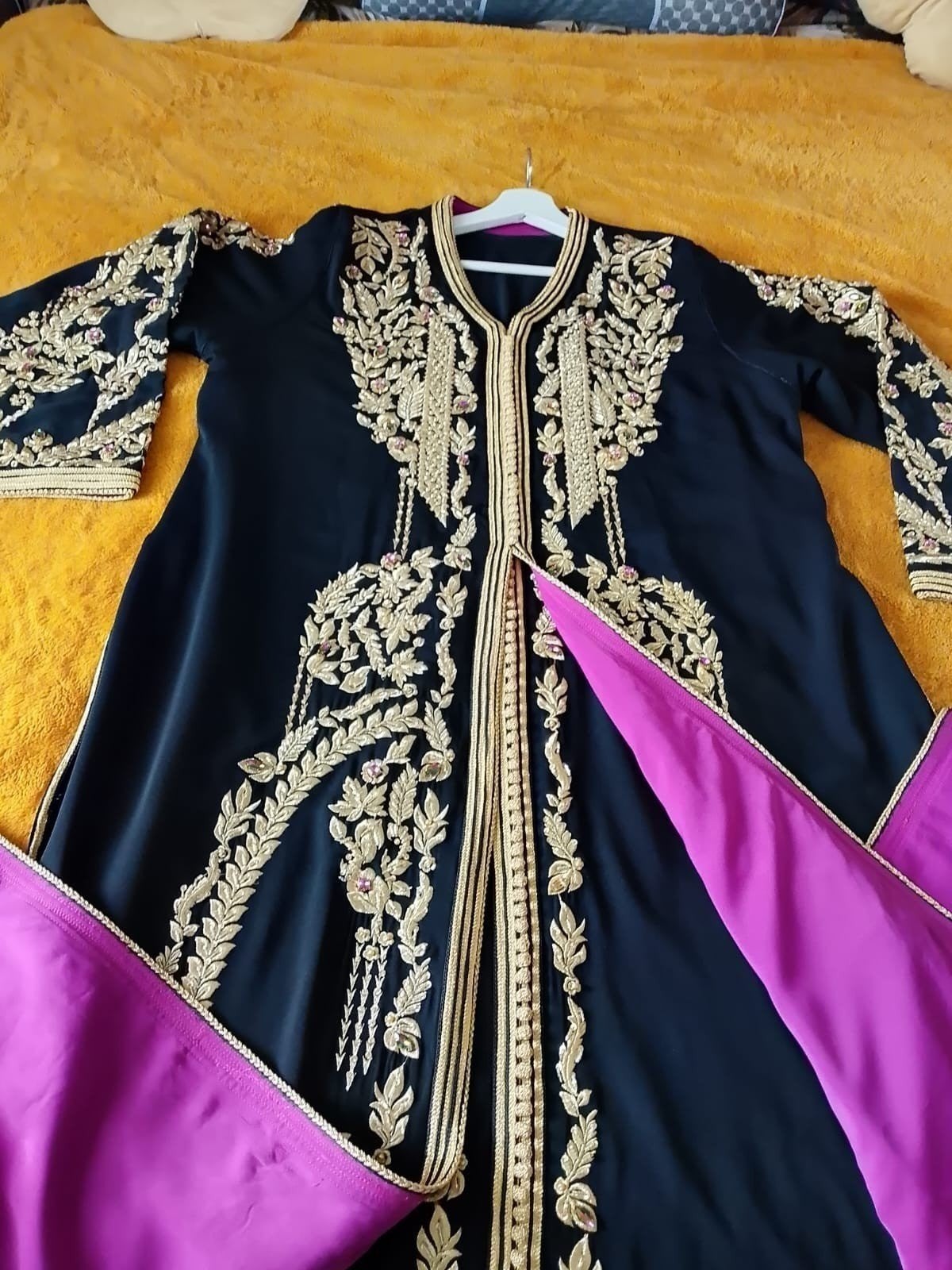 Prachtige Zwarte Kaftan met Gouden Borduurwerk, Maat 38/40 (M), Overige typen, Zwart, Ophalen of Verzenden