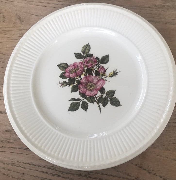 Wedgwood bord 28,5 ø Briar rose, Ophalen of Verzenden, Zo goed als nieuw, Porselein, Bord(en)