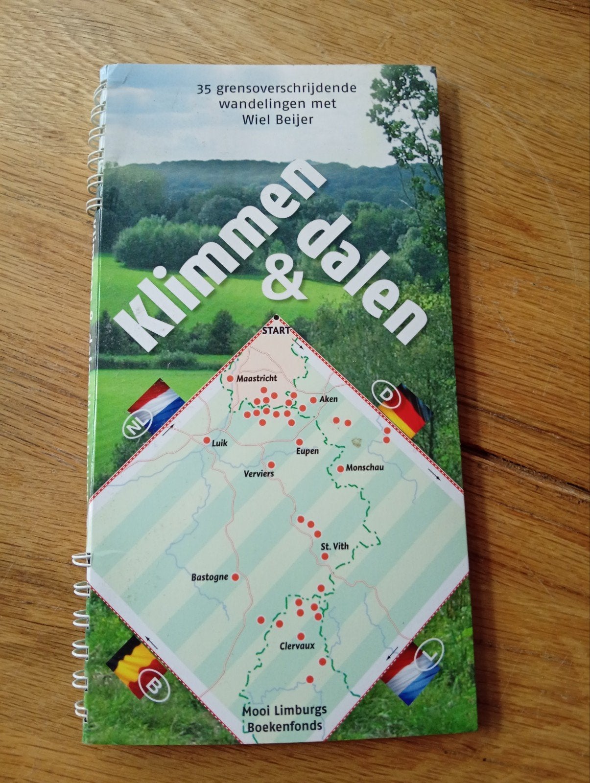 Klimmen & dalen: 35 grensoverschrijdende wandelingen, Overige merken, Fiets- of Wandelgids, Wiel Beijer, Europa