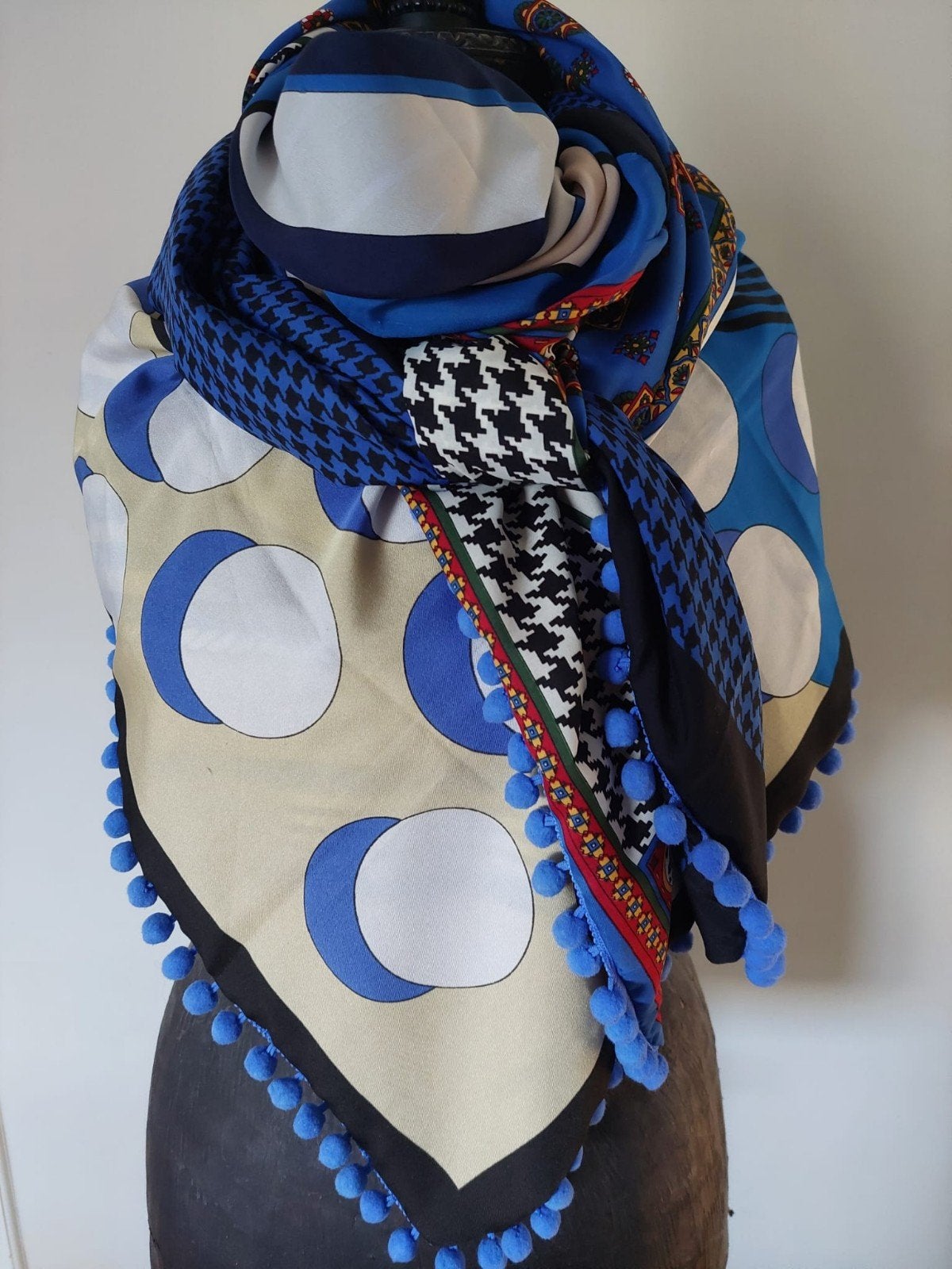 Shawl Omslagdoek Handmade Mucho Gusto style L, pompons, Kleding | Dames, Ophalen of Verzenden, Zo goed als nieuw, Maat 46/48 (XL) of groter