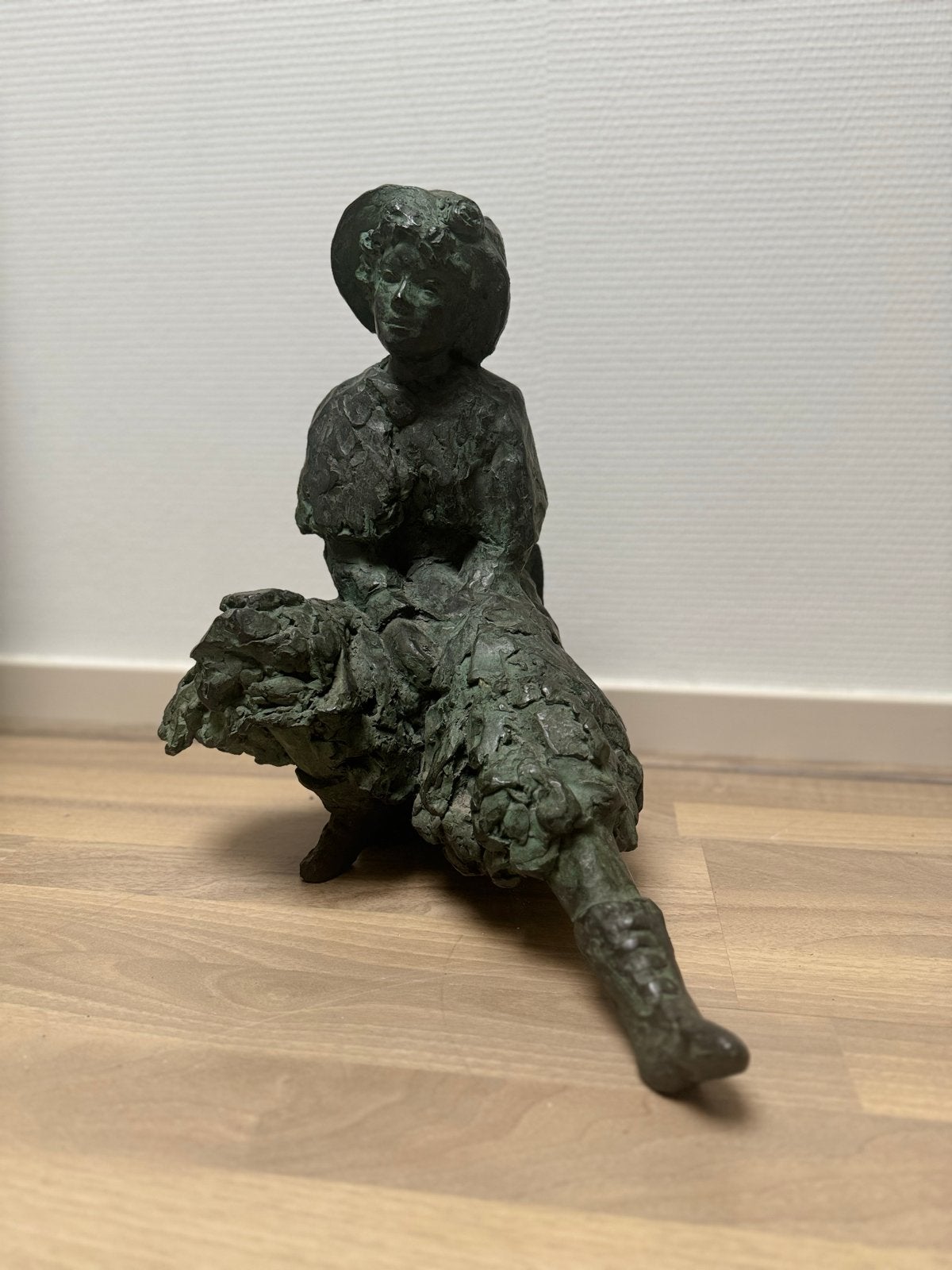 Bronzen beeld Vion de Swart - Zittende vrouw met hoed, Antiek en Kunst, Ophalen of Verzenden, 20 - 50 cm, Beeld, Bruin