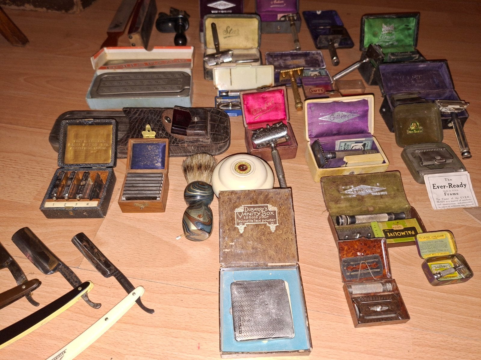 Grote collectie vintage scheerartikelen en accessoires, Ophalen