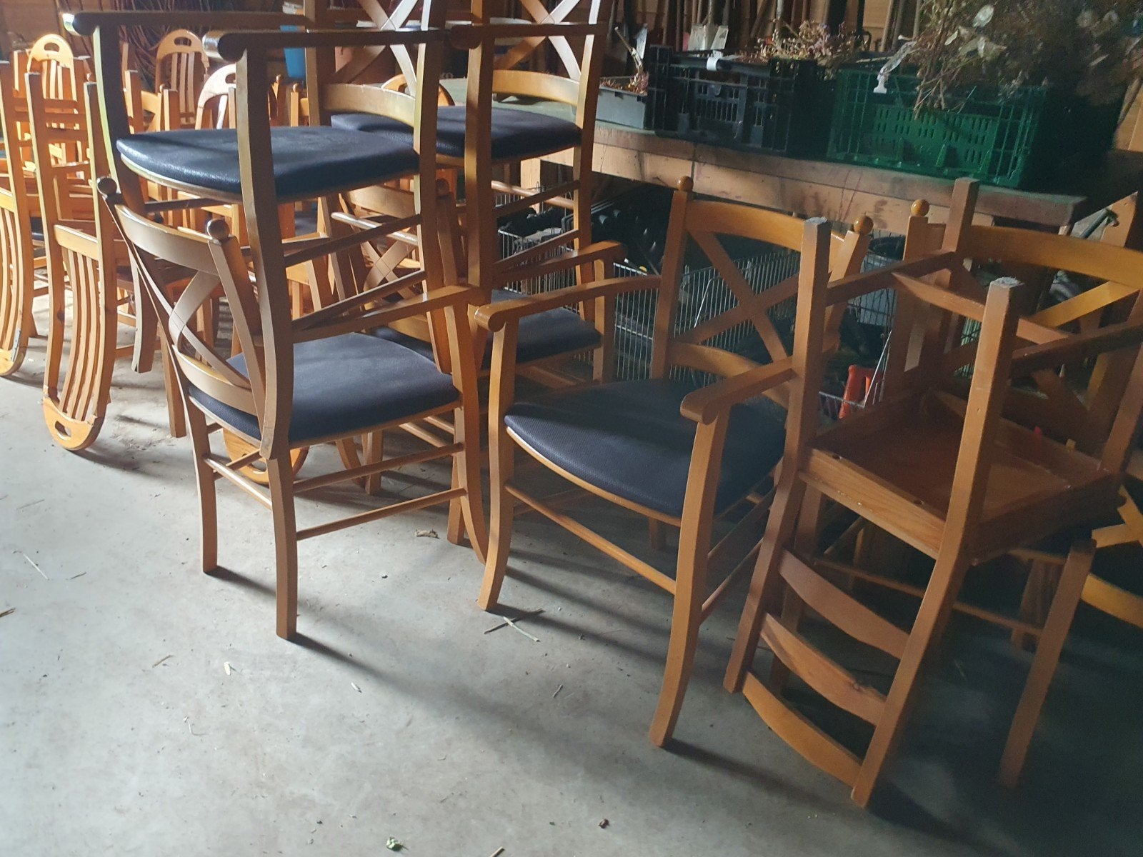 20 + houten  stoelen gebruikt. partij, Gebruikt, Bruin, Ophalen of Verzenden, Vijf, Zes of meer stoelen