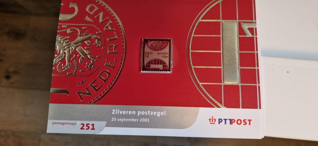 Zilveren postzegel uit 2001, heb er 2 van., Ophalen of Verzenden