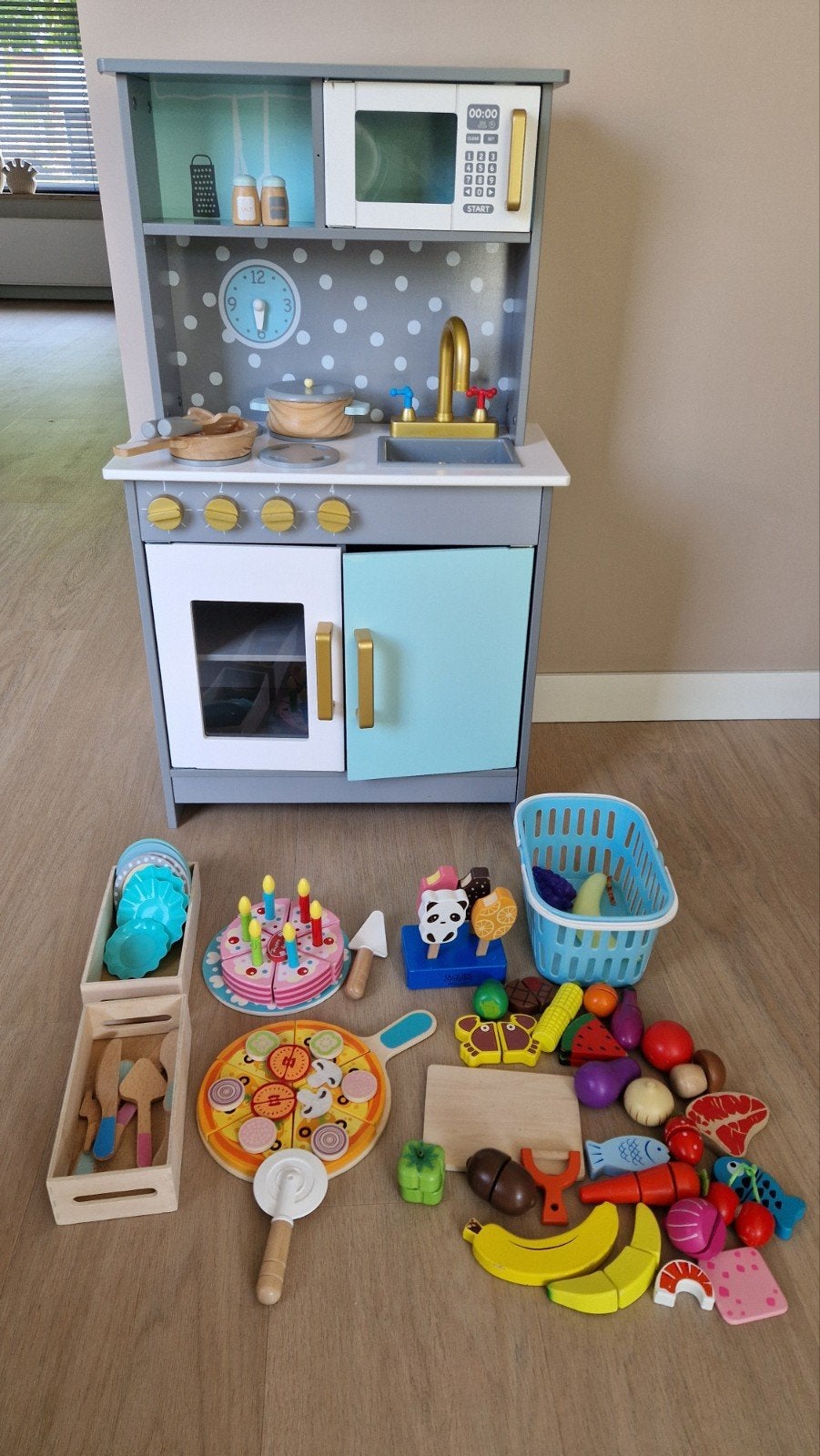 Speelkeuken met houten attributen, Ophalen