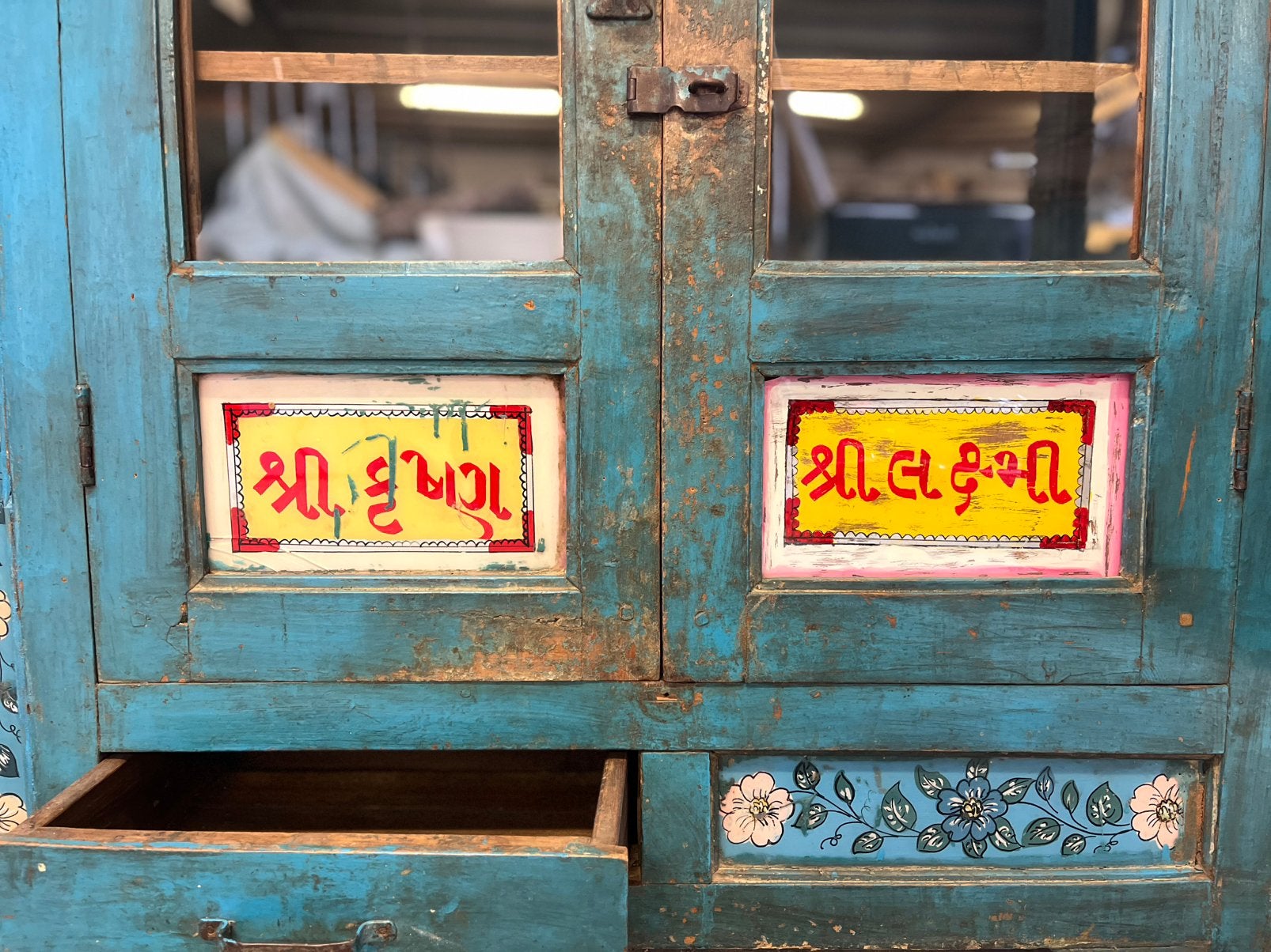 Handgeschilderde Indiase kast, Ophalen