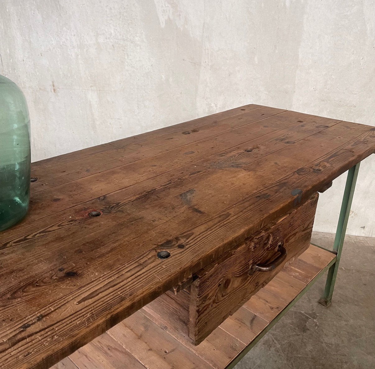 Foto 6 van Oude werkbank, vintage dressoir, industriële toonbank, kast