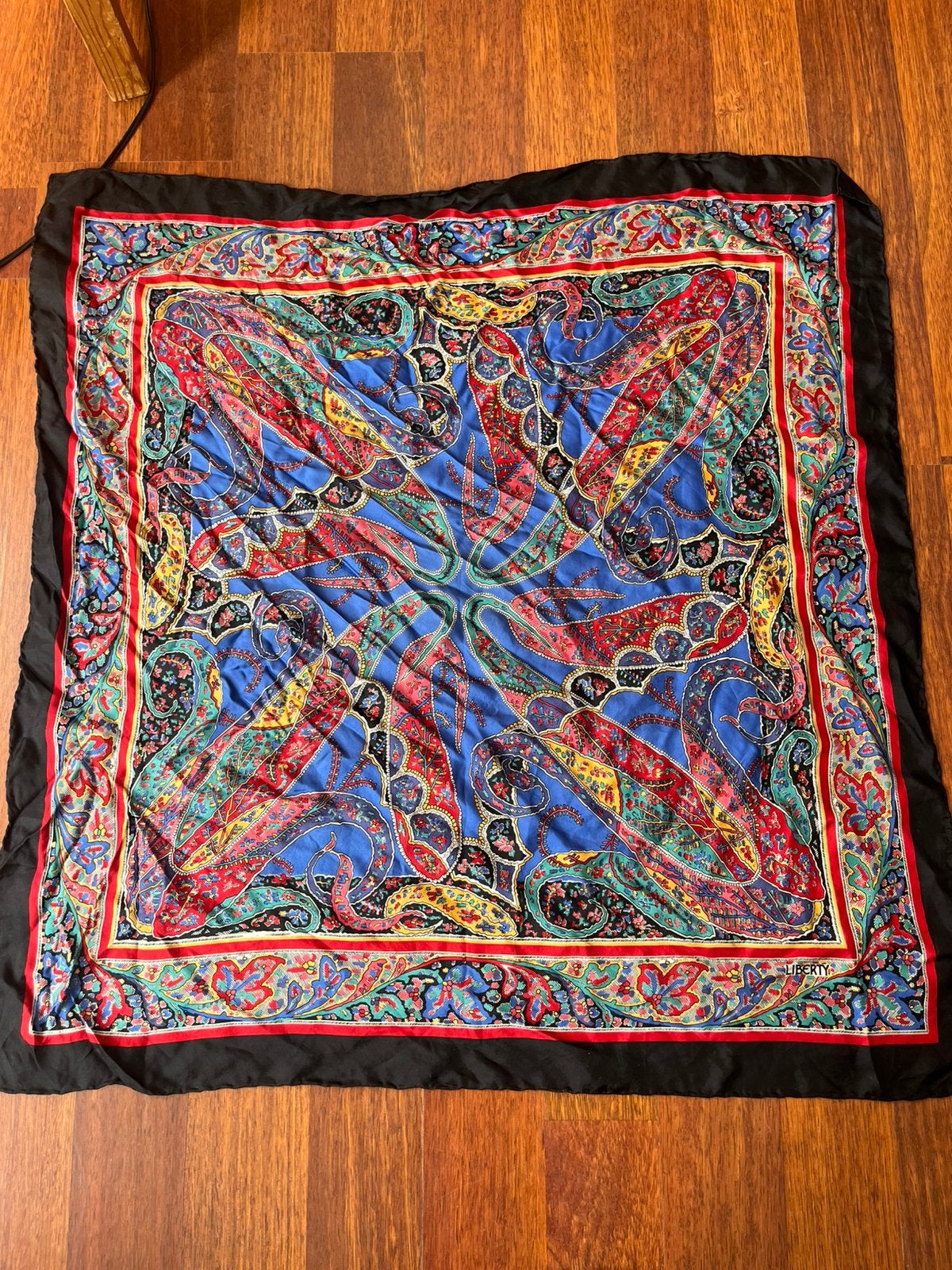 Grote vintage zijde sjaal paisley Liberty of Londen, Ophalen of Verzenden, Zo goed als nieuw, Maat 46/48 (XL) of groter, Sjaal