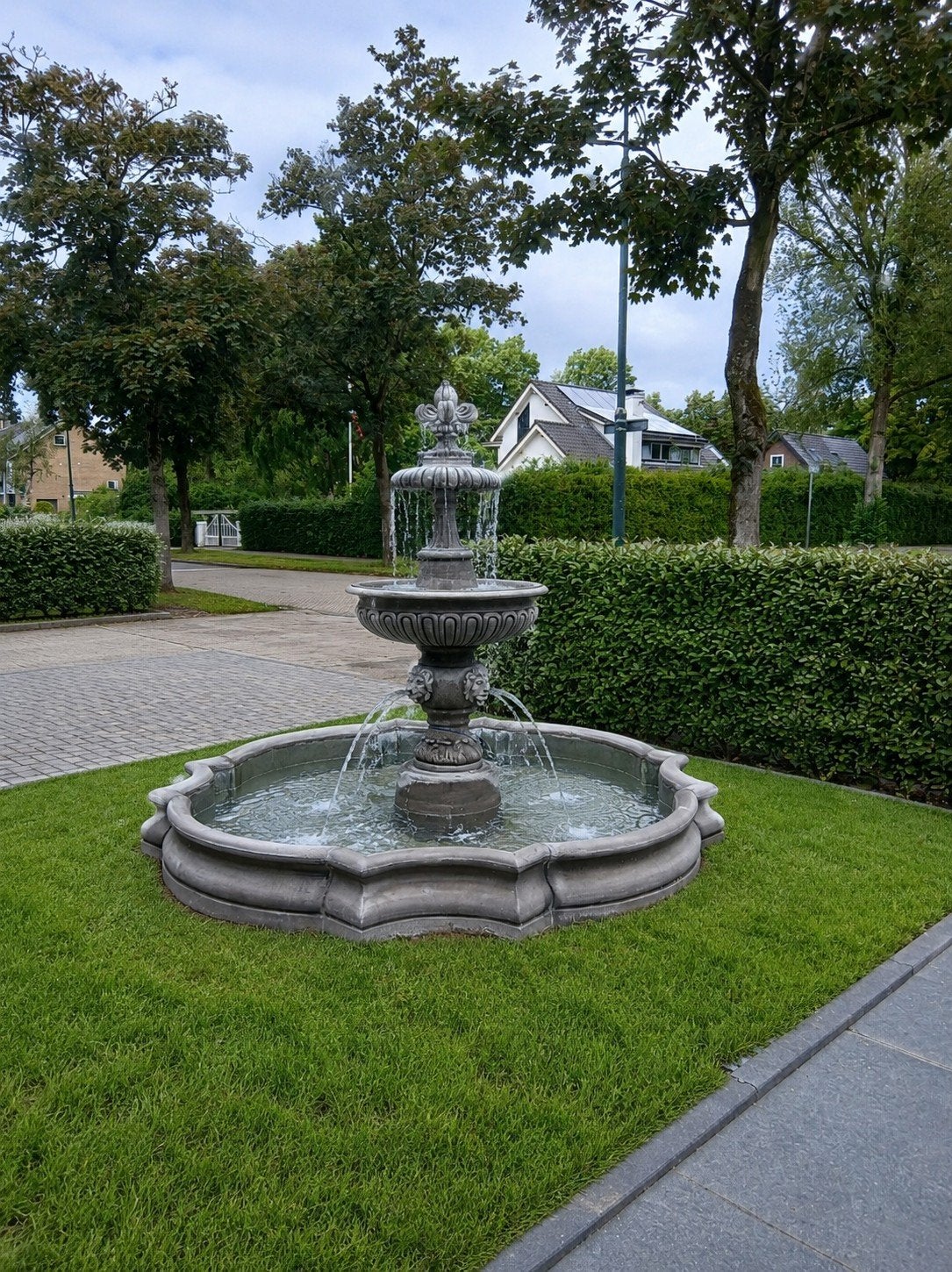 Fontein leeuwkoppen met rand, Ophalen, Nieuw, Beton, Fontein