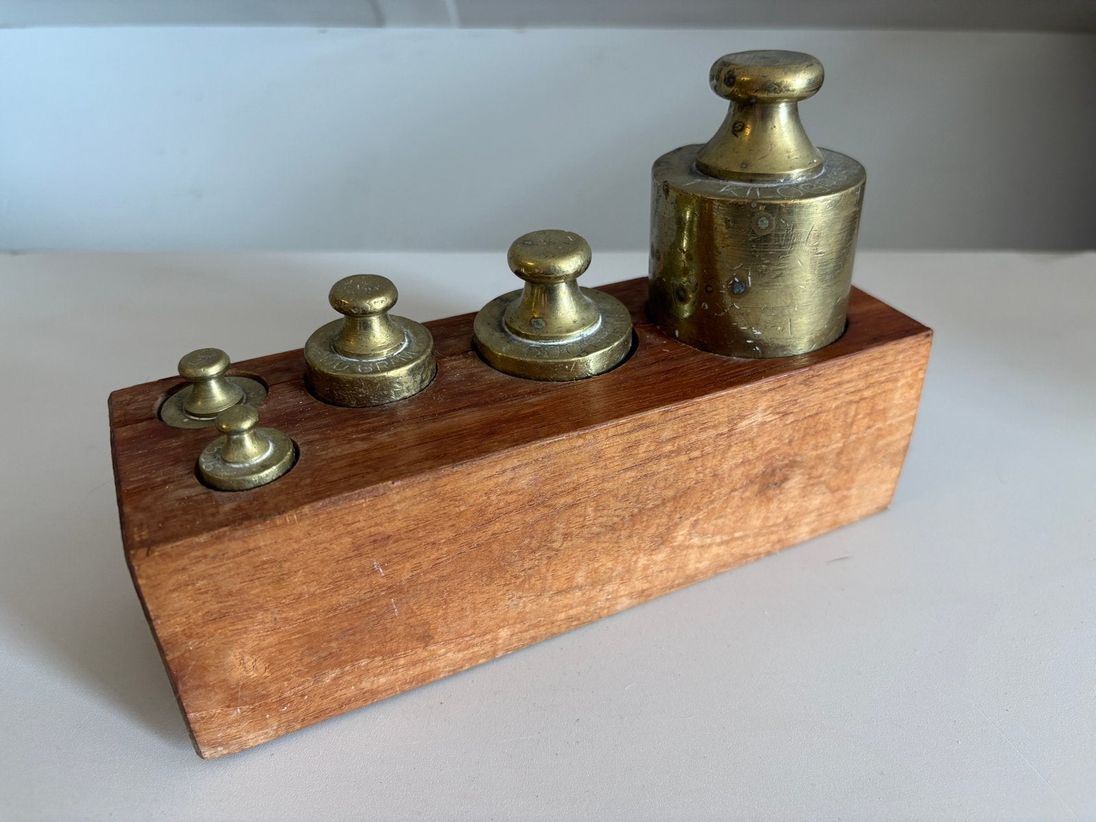 Antieke koperen gewichten set in houten houder, Antiek en Kunst, Antiek | Gereedschap en Instrumenten, Ophalen