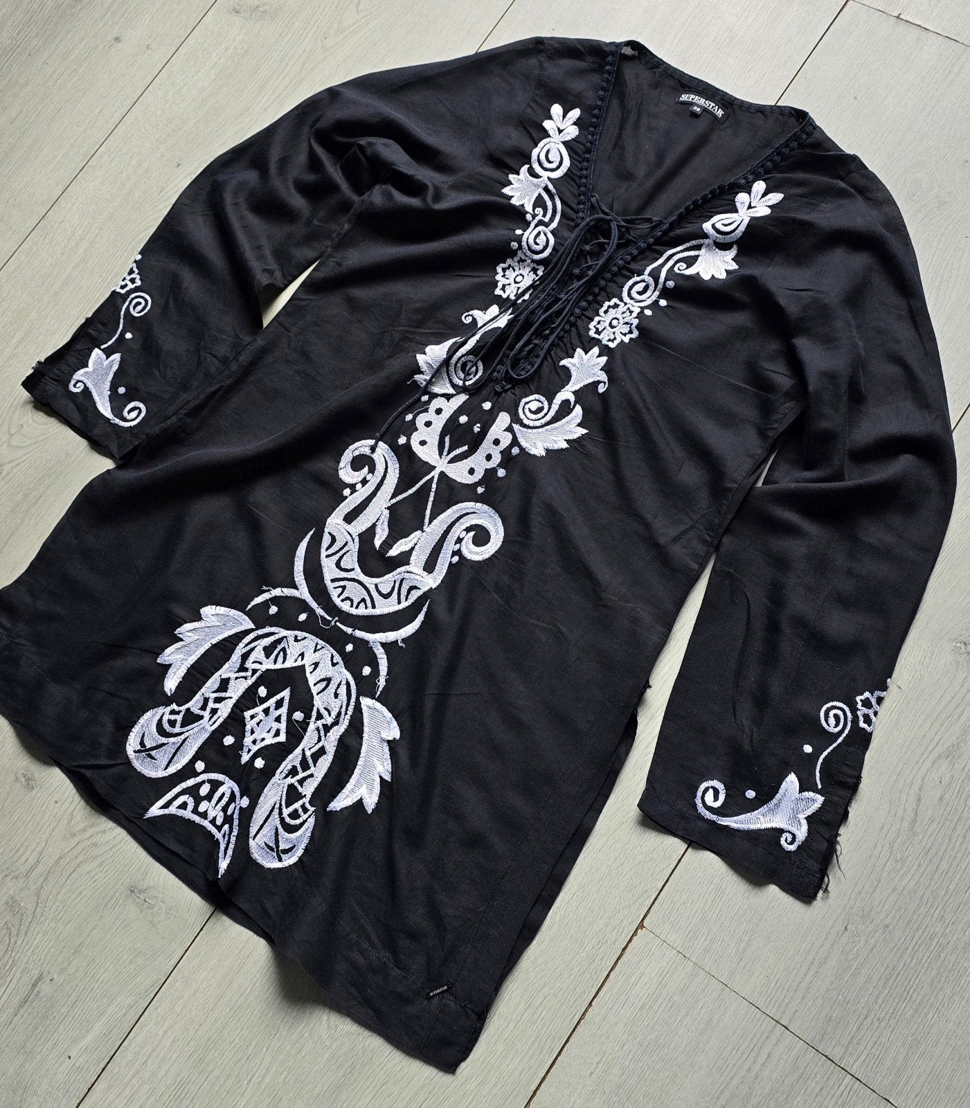 Zwarte tuniek met witte borduursels - Superstar - mt 36, SUPERSTAR, Zwart, Ophalen of Verzenden, Maat 36 (S)