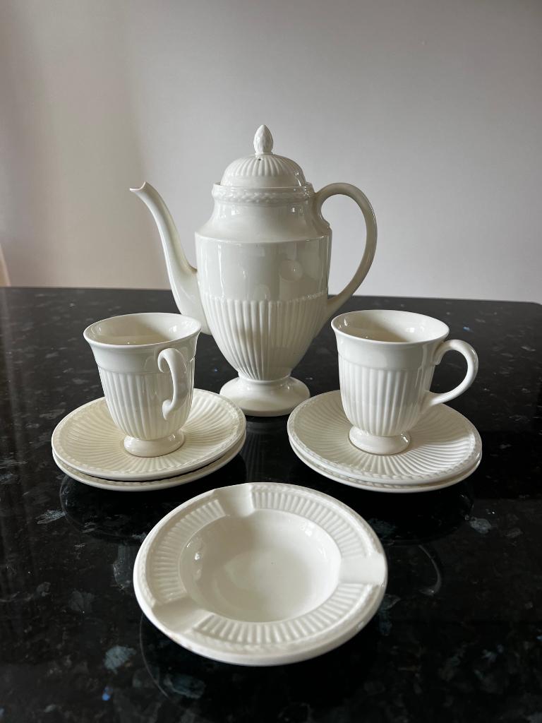 Wedgwood Edme Servies – Koffiekan, kopjes, schotels en asbak, Huis en Inrichting, Gebruikt, Ophalen of Verzenden, Wedgwood, Kop(pen) en/of Schotel(s)