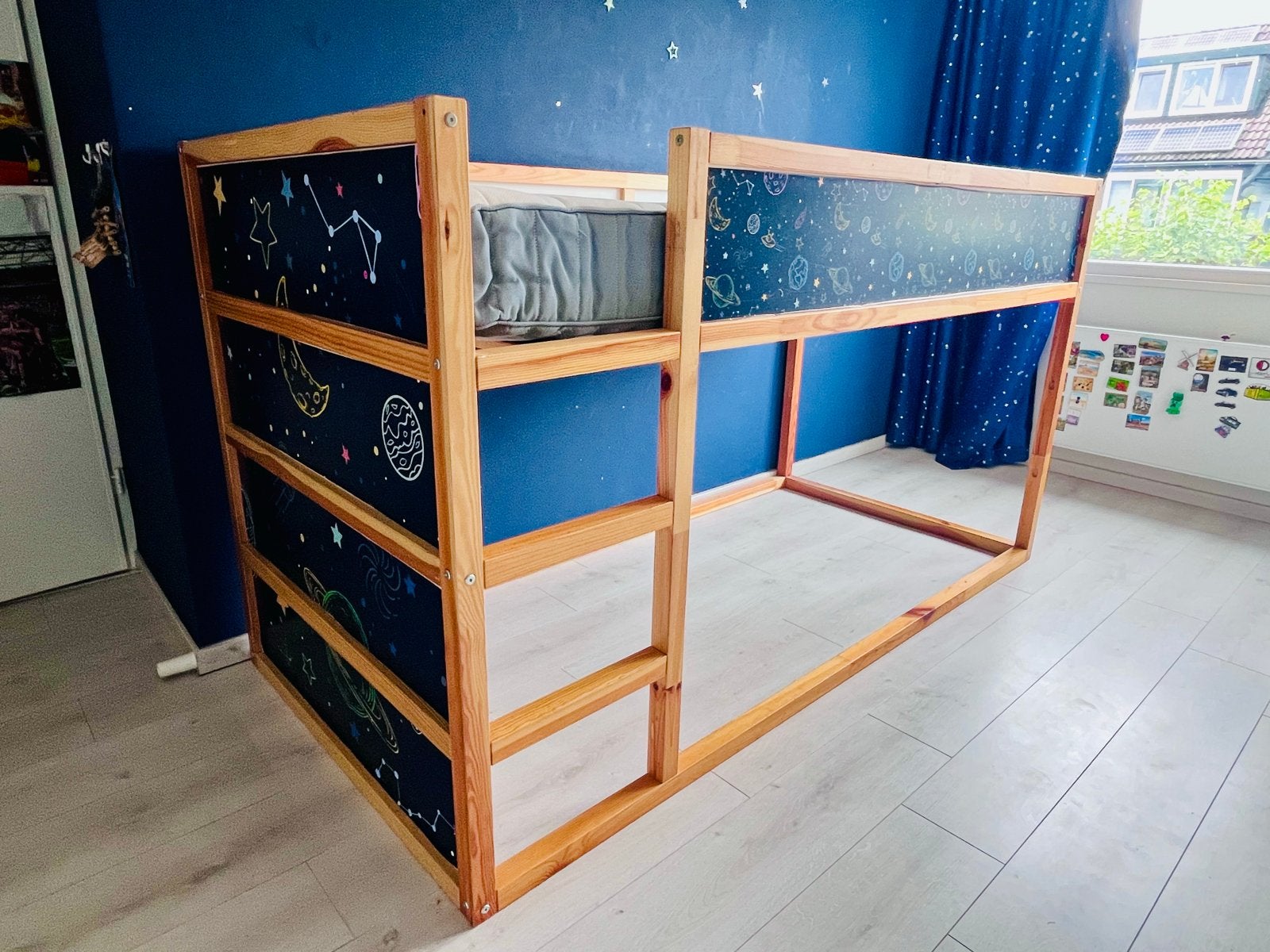 IKEA Kura bed met heelal bestickering en spotjes, Ophalen, Gebruikt, 90 cm, Hoogslaper
