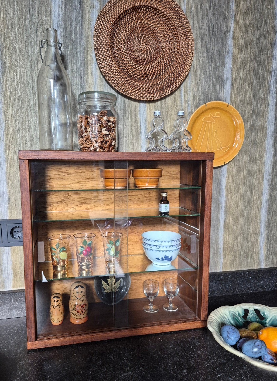 Vintage/retro houten vitrinekastje met glazen schuifdeurtjes, Antiek en Kunst, Antiek | Meubels | Kasten, Ophalen