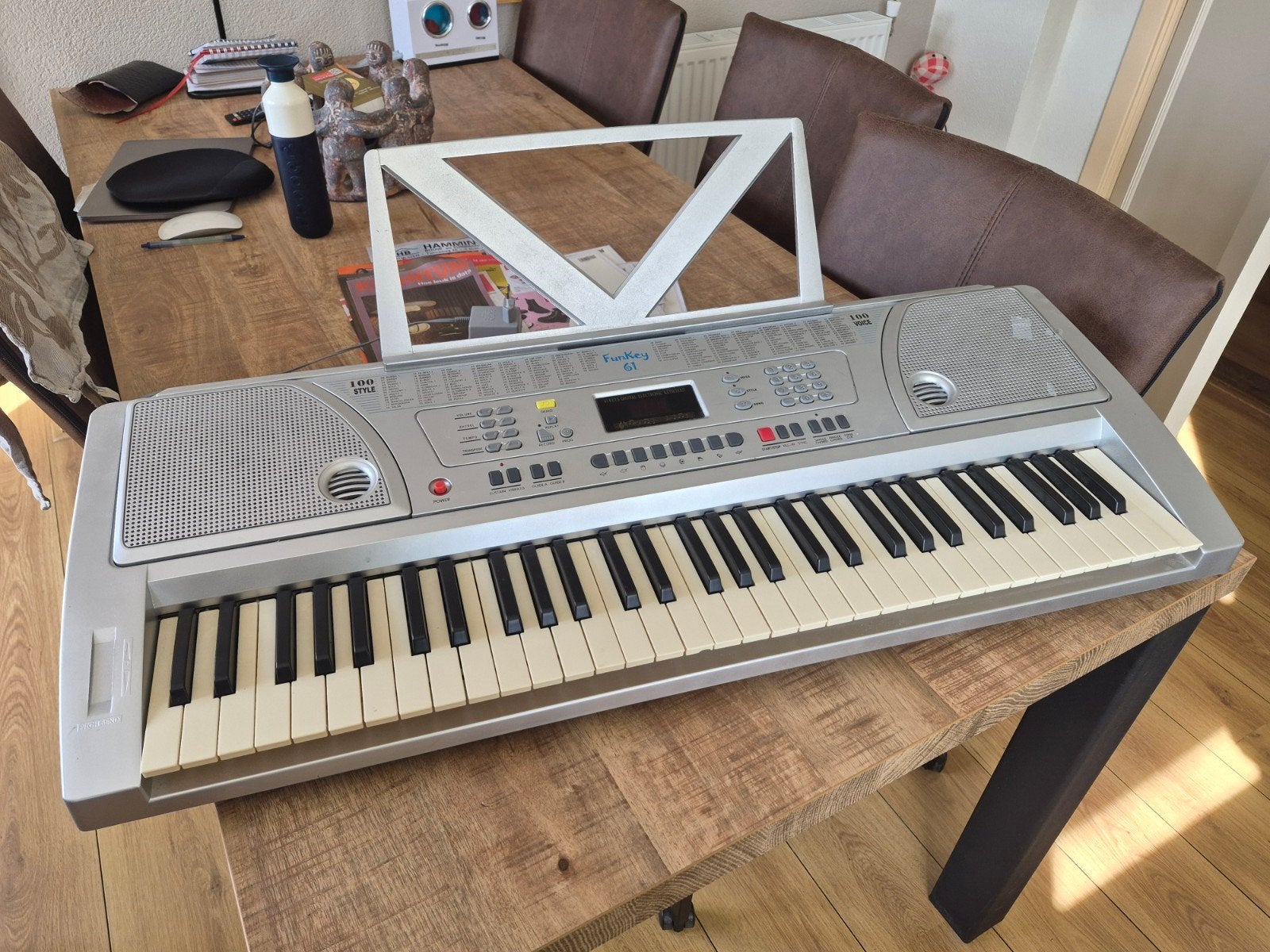 Foto 3 van FunKey 61 keyboard met standaard