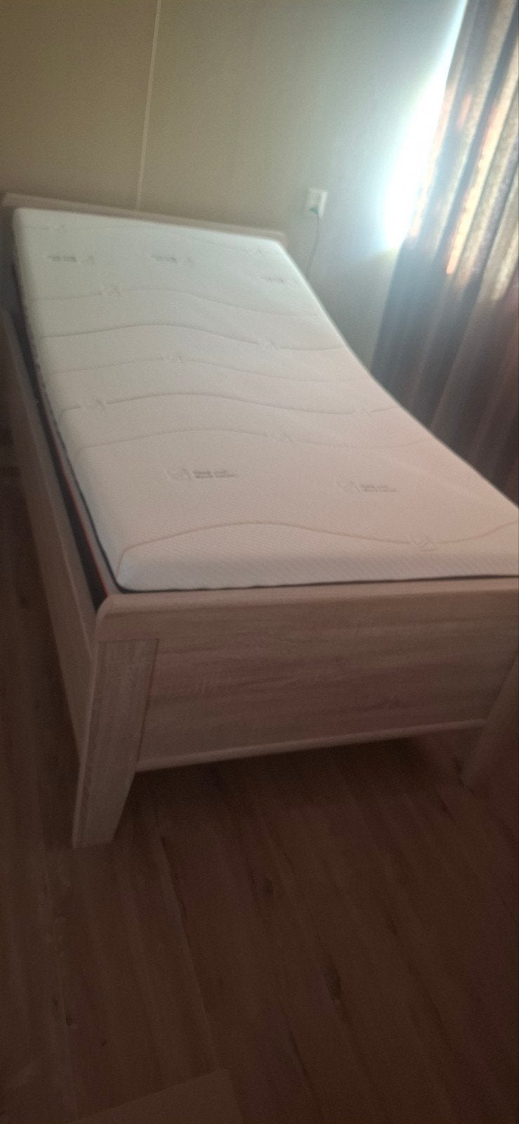 Hoog laag bed Grenen 100/200  met draadloze bediening, Ophalen, Zo goed als nieuw