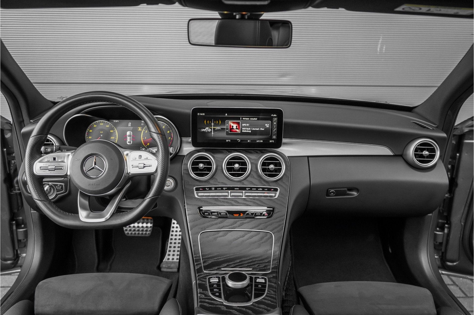 Mercedes-Benz C-Klasse 180 Business Solution AMG Pano Camera, Sedan, 16 km/l, Leder en Alcantara, 5 stoelen