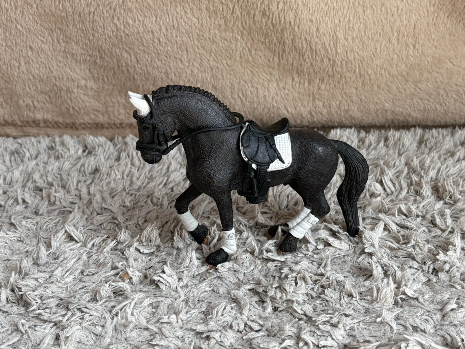 Schleich Friese Hengst Wedstrijd (artikelnummer 42457)., Ophalen of Verzenden, Zo goed als nieuw, Paard, Beeldje of Figuurtje