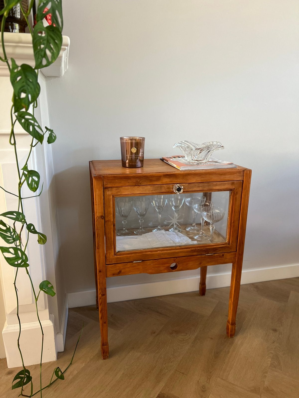 Vintage houten vitrinekastje/theekastje met glazen klepdeur, Ophalen