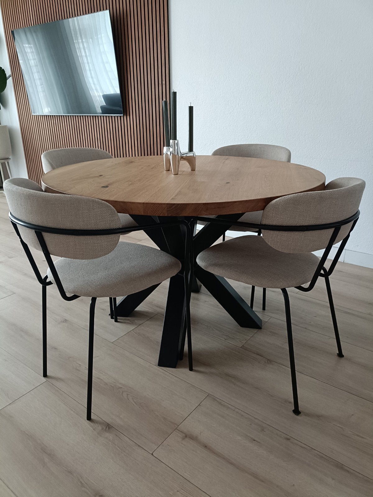 Ronde eettafel met eikenblad en zwart metalen onderstel