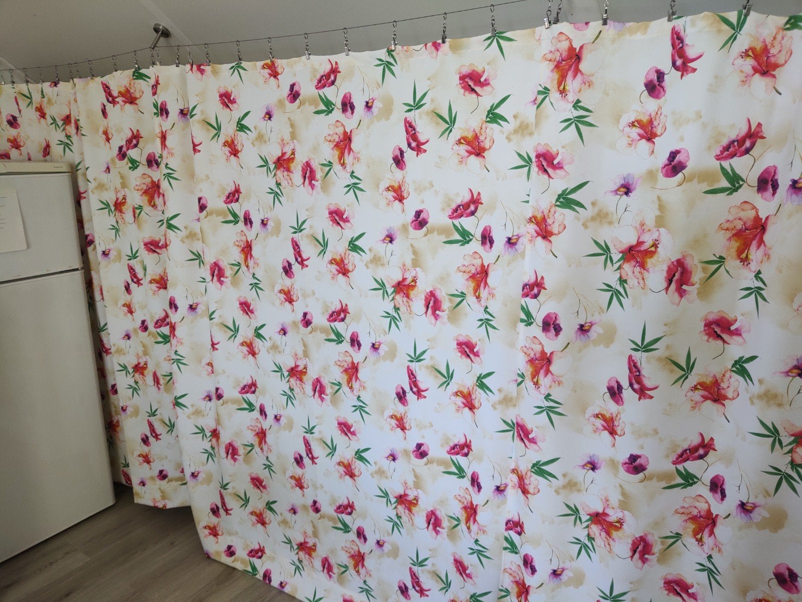 Bloemrijke gordijnen met ophangsysteem, 500 cm, Met haken, Ophalen of Verzenden, Zo goed als nieuw