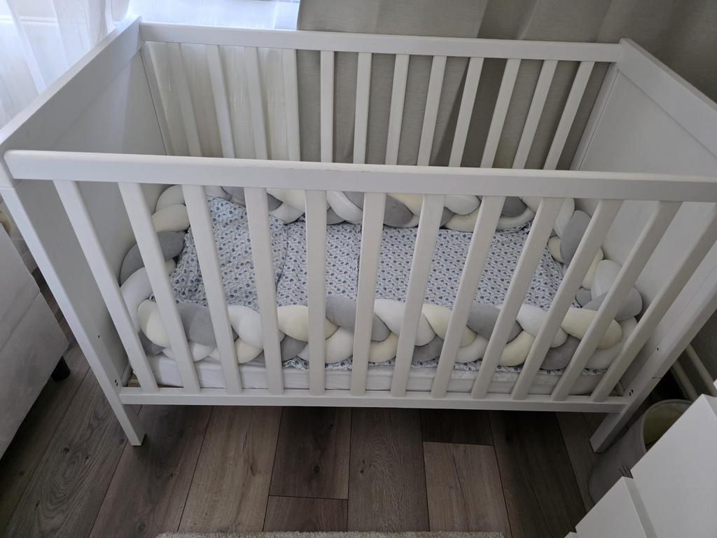 Ikea baby bed + matras + 3 hoeslakken, Kinderen en Baby's, Ophalen, Gebruikt