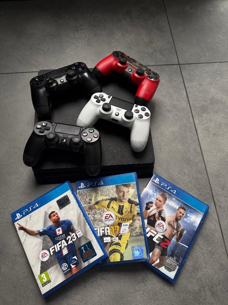 PS4 Slim + 4 Controllers + FIFA 23, FIFA 17 & UFC 2, Ophalen of Verzenden, 1 TB, Met 3 controllers of meer, Slim