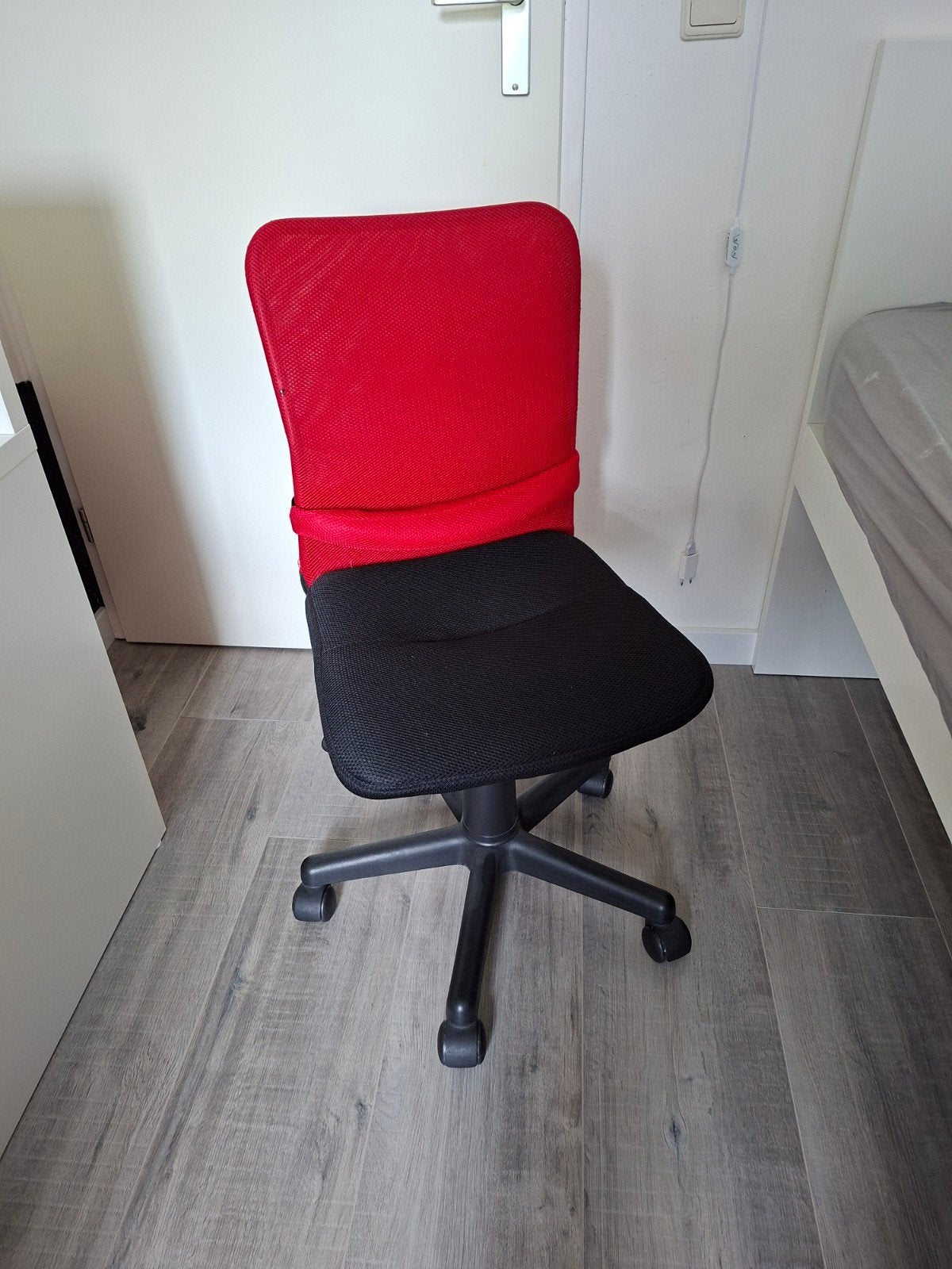 kinderbureaustoel rood/zwart - Comfortabel en compact, Ophalen, Gebruikt, Rood, Bureaustoel