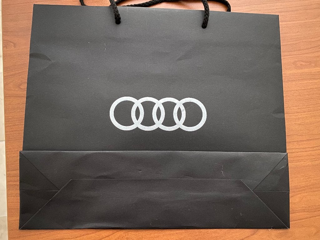 Audi papieren tas - Zwart met wit logo, Ophalen of Verzenden, Zo goed als nieuw, Auto's