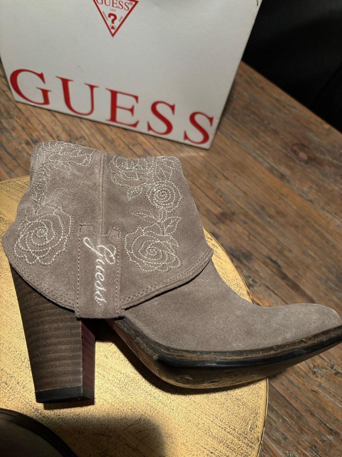 Guess Suede Enkellaarsjes met Borduursels - Maat 36 - ZGAN, Ophalen of Verzenden, Zo goed als nieuw, Grijs, Lage of Enkellaarzen