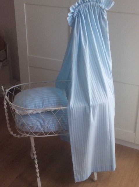 POPPEN SCHOMMEL WIEG MET BEKLEDING ANTIEK € 55.00, Ophalen of Verzenden, Zo goed als nieuw, Babypop