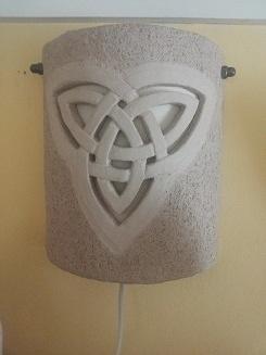 wandlamp keramiek (c) met keltisch motief, Huis en Inrichting, Lampen | Wandlampen, Ophalen, Nieuw
