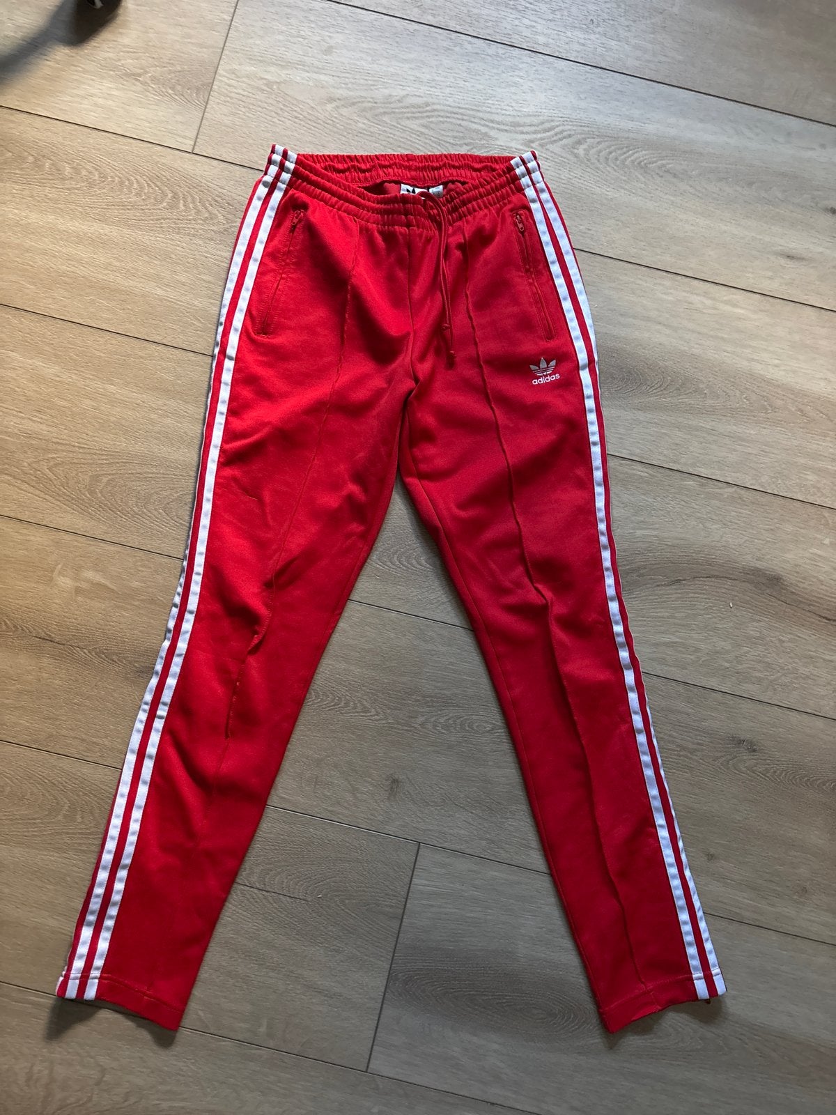 Adidas rode trainingsbroek met witte strepen, Ophalen of Verzenden, Zo goed als nieuw, Maat 36 (S), Lang