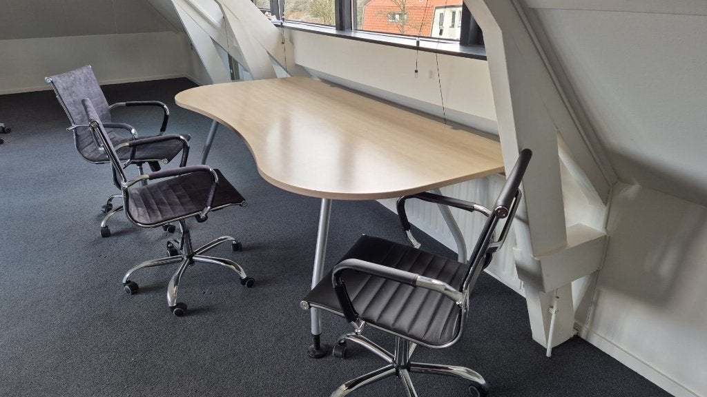 Bureau/vergadertafel met 2 zwarte bureaustoelen, Huis en Inrichting, Bureaus, Ophalen, 100 cm, Zo goed als nieuw, Overige merken