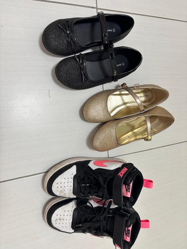 Meisjesschoenen: Nike sneakers en feestelijke schoenen, Ophalen of Verzenden, Gebruikt, Meisje, Schoenen