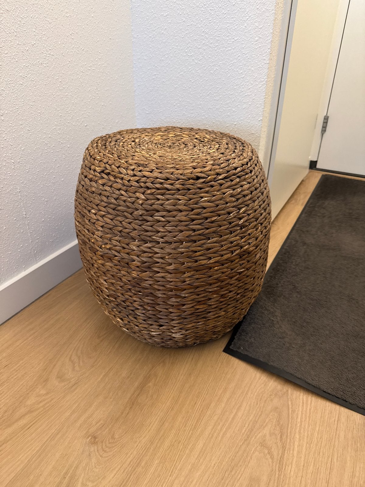 Rotan poef/bijzettafel - Handgevlochten, Huis en Inrichting, Banken | Voetenbanken en Poefen, Minder dan 50 cm, Rond, Riet of Rotan