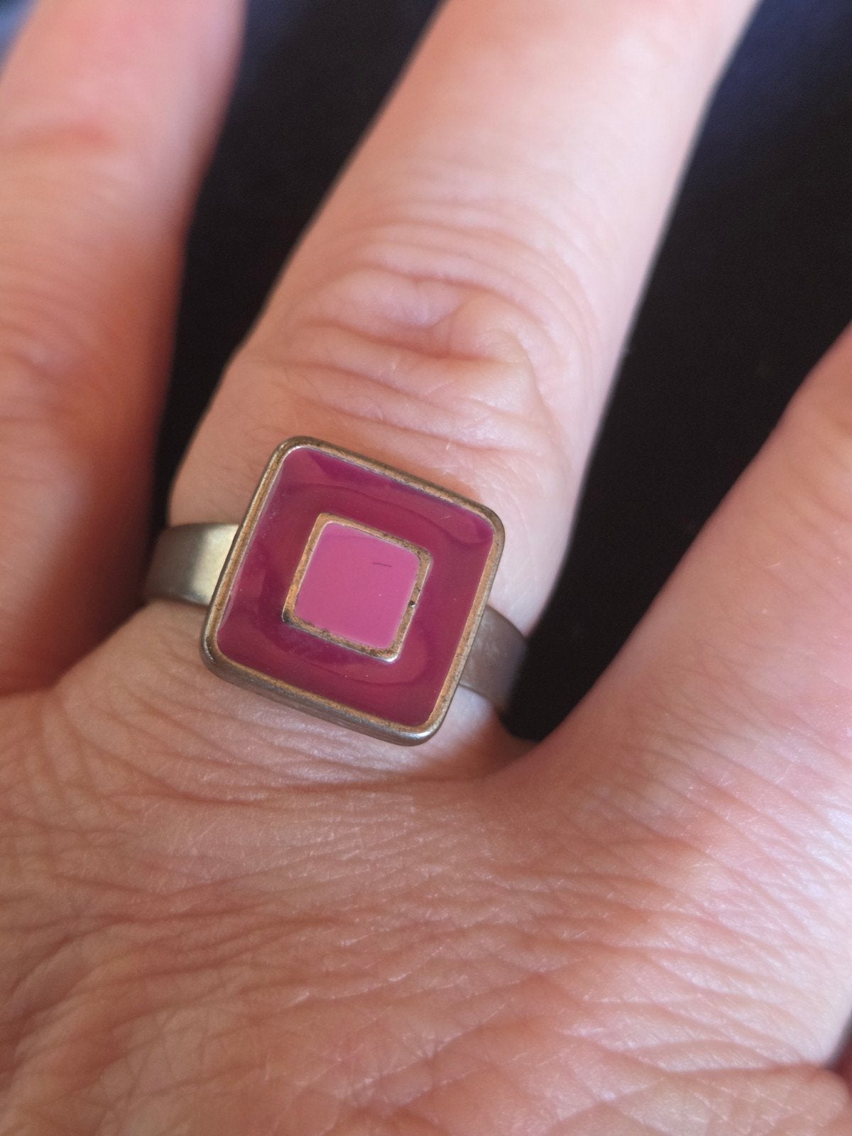 Verstelbare ring met roze/paarse vierkante steen, Sieraden, Tassen en Uiterlijk, Ringen, Overige materialen, Gebruikt, 19 tot 20