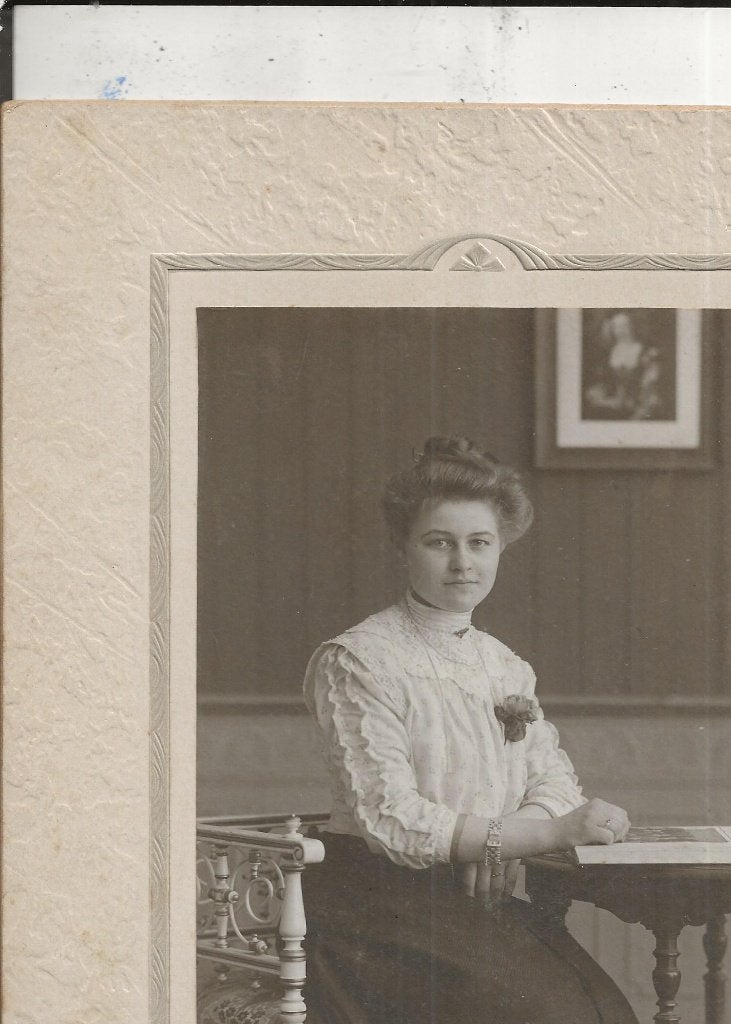 Haarlem Dame met roos Kabinetsfoto 22-17 cm, Ophalen of Verzenden, Voor 1920, Ongelopen, Noord-Holland