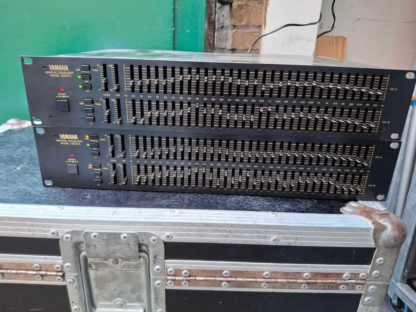 Te koop 2x Yamaha Equlizer Q2031A, Ophalen