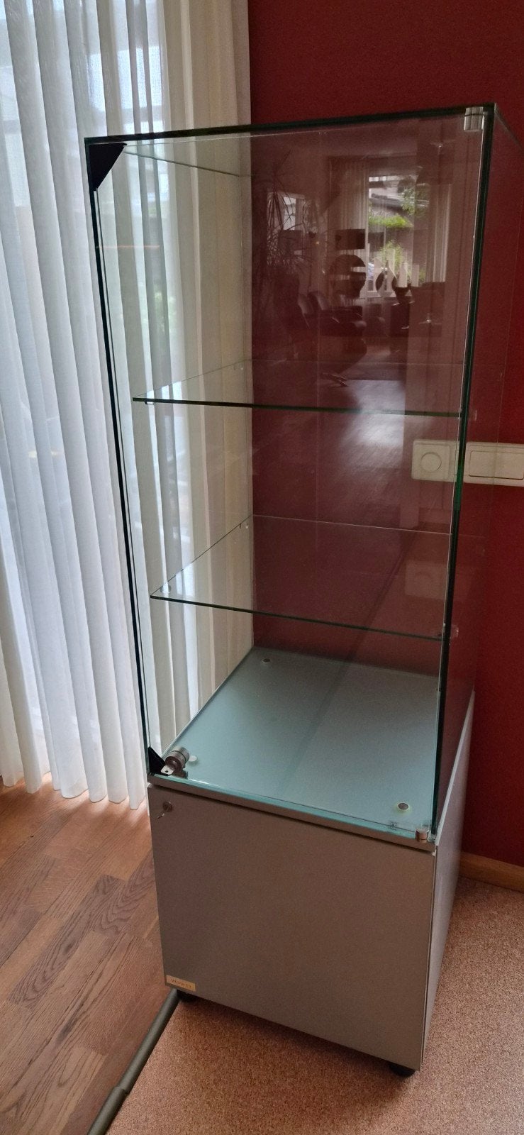 vitrinekast uit Mercedes showroom  GRATIS AFHALEN!!!, Huis en Inrichting, Ophalen, Minder dan 50 cm, 100 tot 150 cm, Overige houtsoorten