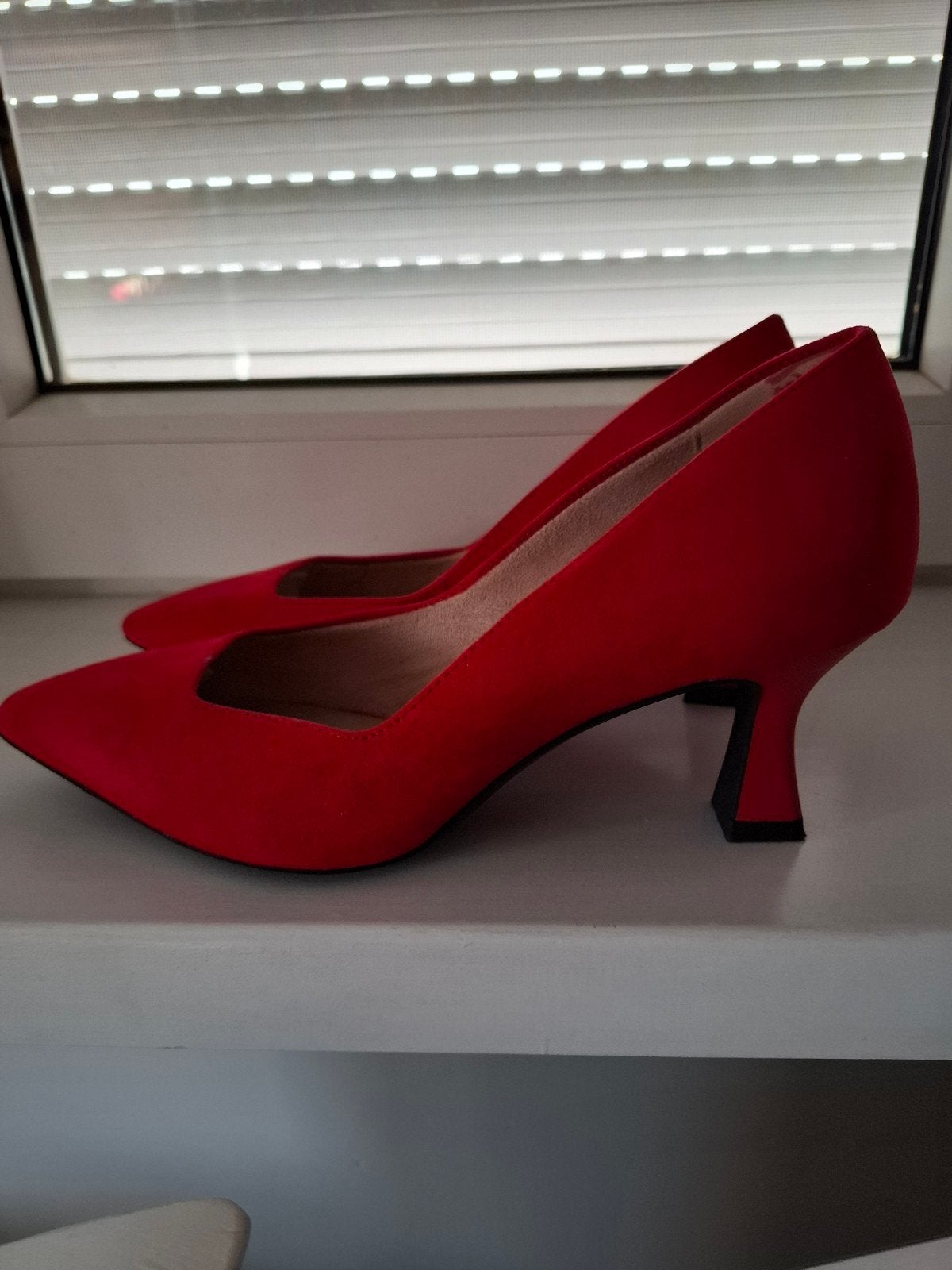 ZGAN mooie rode Pump Tamaris maat 37, Tamaris, Ophalen of Verzenden, Zo goed als nieuw, Rood
