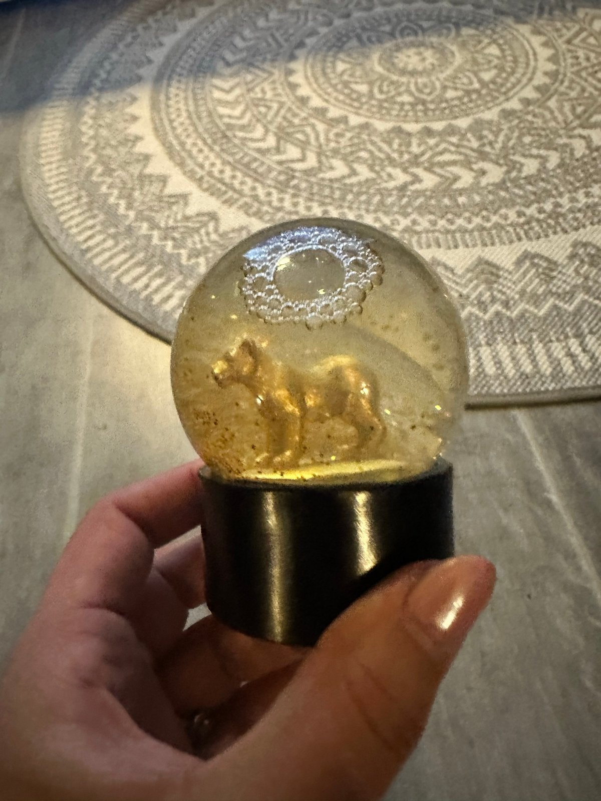 Gouden sneeuwbol met hondje - Decoratieve bol, Gebruikt, Ophalen of Verzenden, Glas, Goud