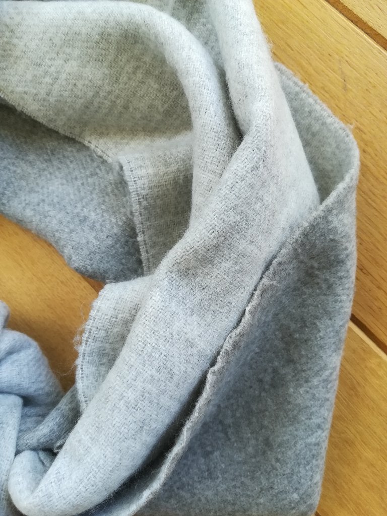 Omslagdoek sjaal pasmina grijs, Ophalen of Verzenden, Zo goed als nieuw, Maat 46/48 (XL) of groter, Sjaal