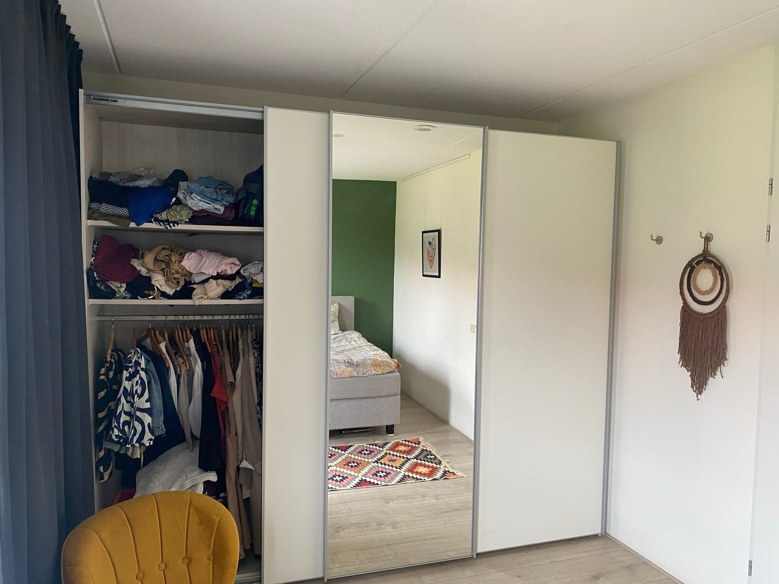 Grote schuifdeurkast  – wit met spiegeldeur – 280  236 cm, Ophalen, 200 cm of meer, Zo goed als nieuw, Met lade(s)