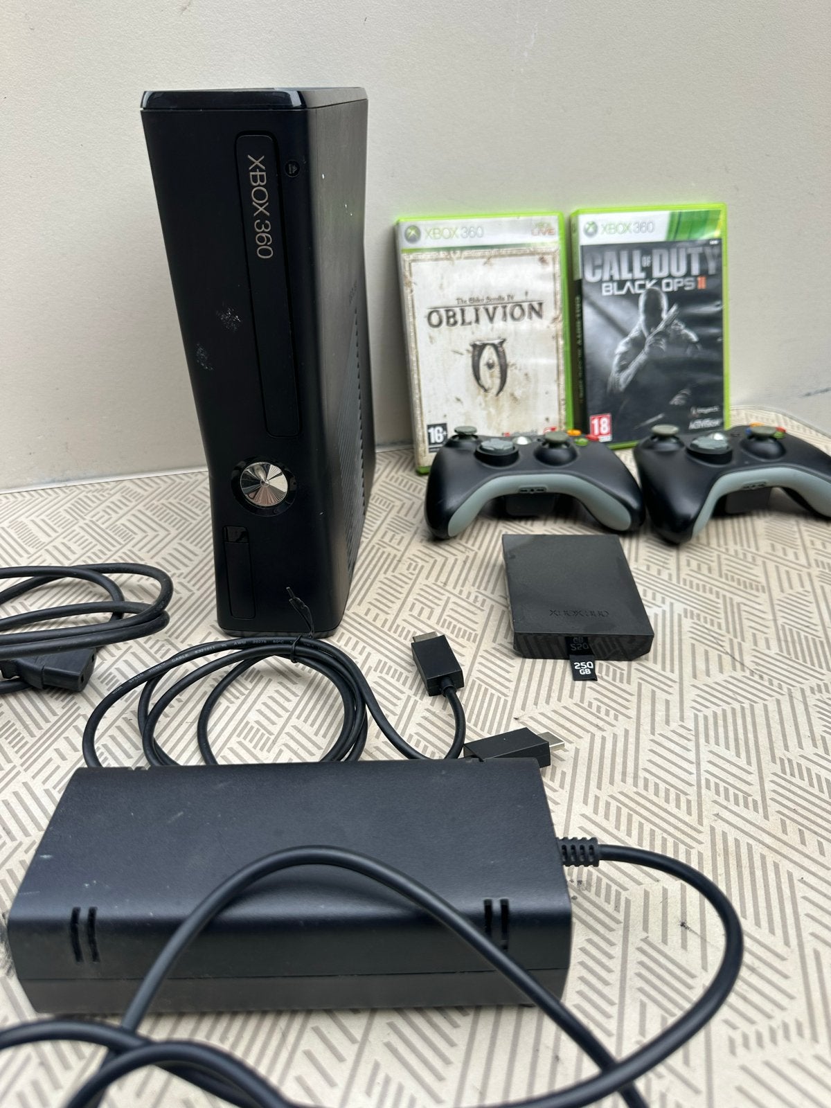 Xbox 360 S Console 250GB met 2 controllers en 2 games, Spelcomputers en Games, Gebruikt, Vanaf 18 jaar, 2 spelers, Ophalen of Verzenden