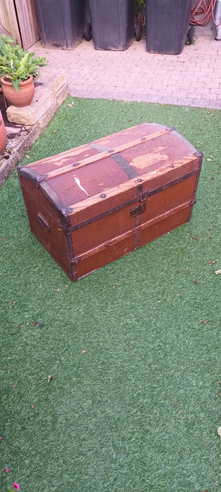 Oude decoratieve kist, Ophalen