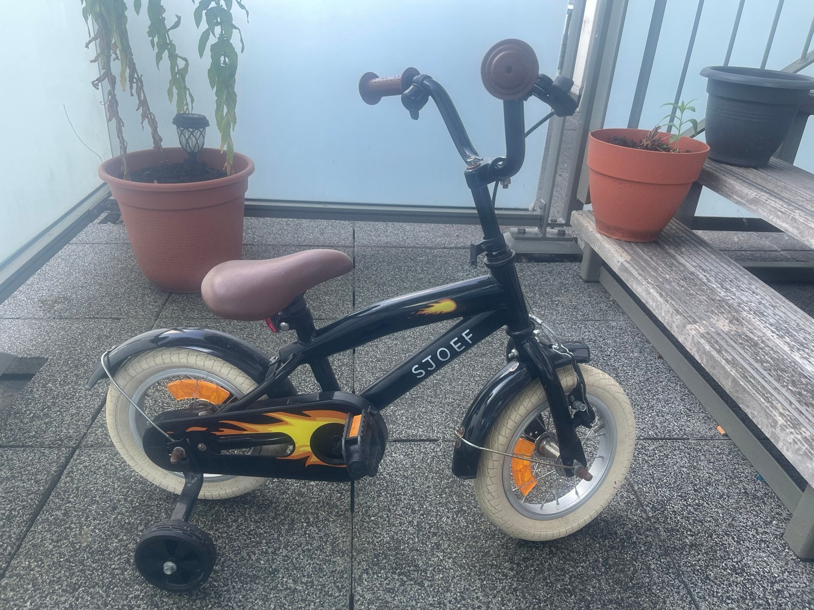 SJOEF kinderfiets met zijwieltjes - Zwart/Oranje, Fietsen en Brommers, Terugtraprem, Zijwieltjes, Gebruikt, Ophalen of Verzenden