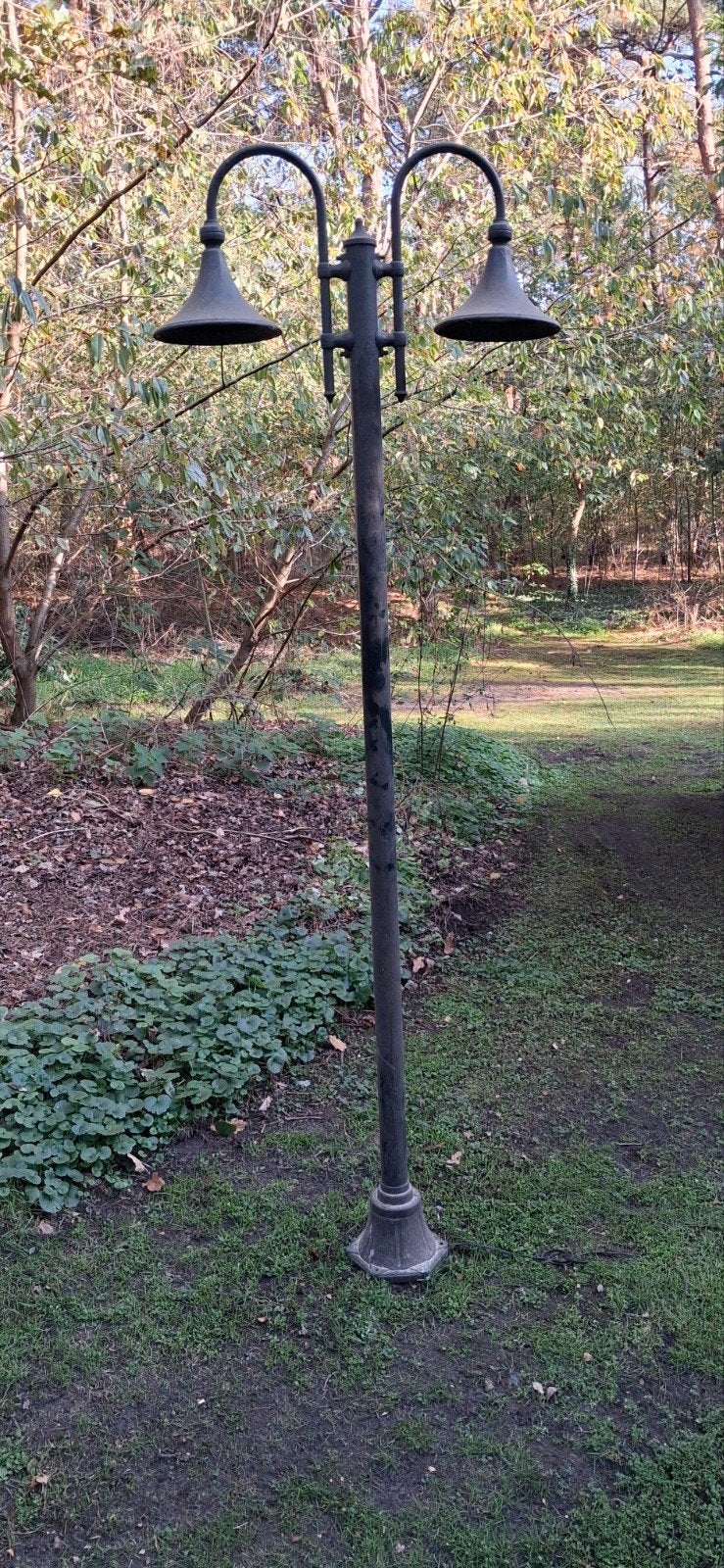 Klassieke buitenlamp met twee lantaarns, Tuin en Terras, Gebruikt, Minder dan 50 watt, Staande lamp, Ophalen of Verzenden